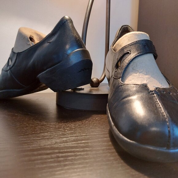 Shoes - Picture 3 of 4